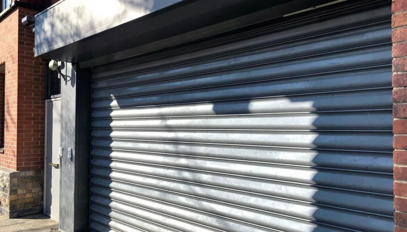 Comment les rideaux métalliques sur mesure renforcent-ils la sécurité ?